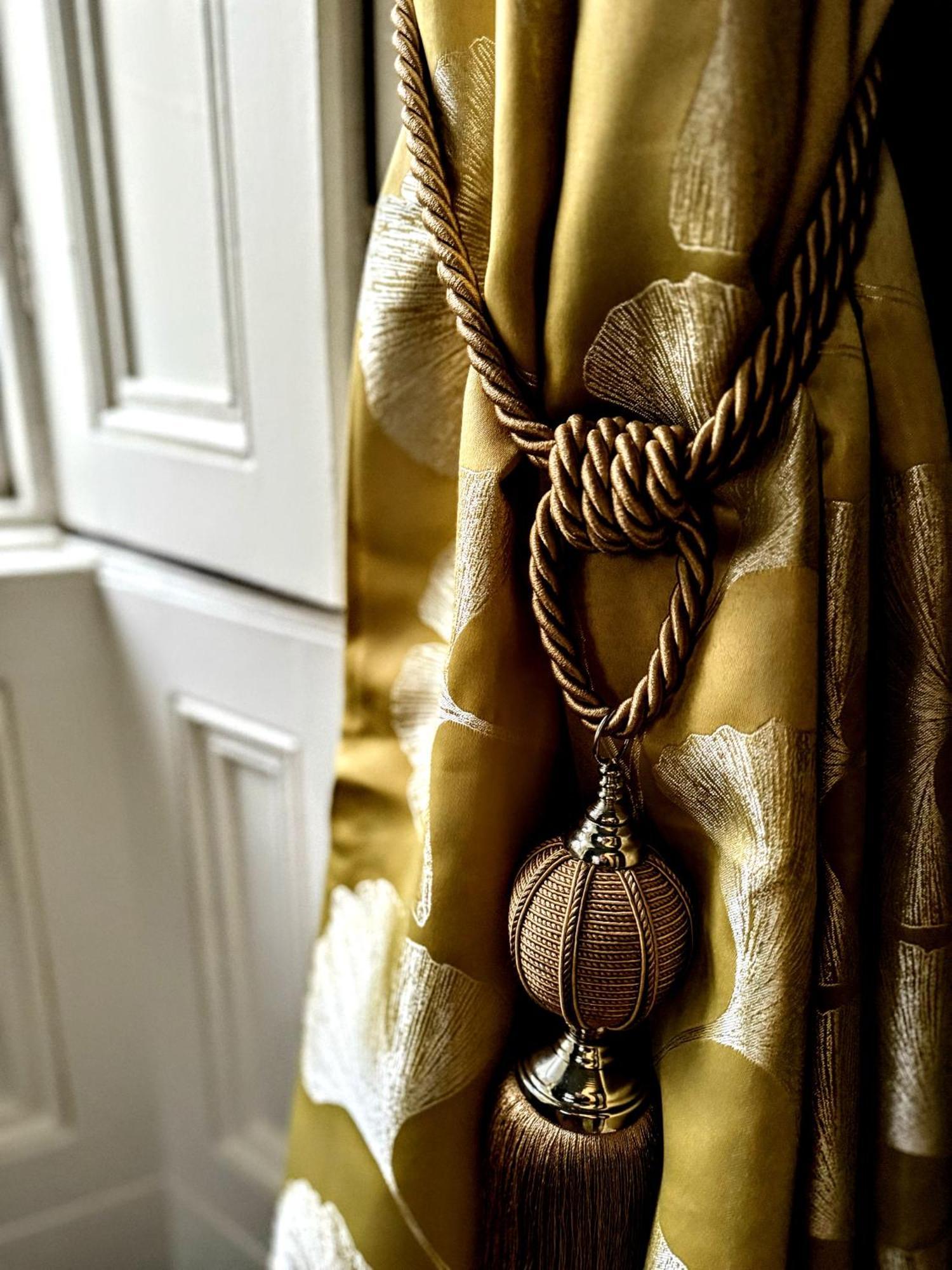 Clone Country House Aughrim Exterior photo A curtain tieback